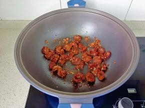 放入鸡胗翻炒均匀。