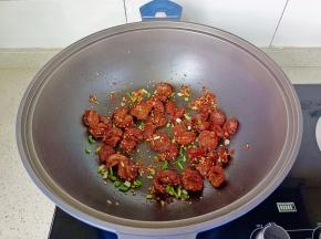 最后撒葱花起锅。