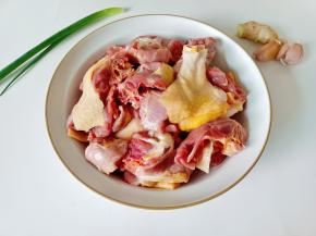 把买来的鸭肉剁成小块。