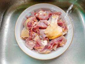 把鸭毛去除干净，放在清水中浸泡半个小时。