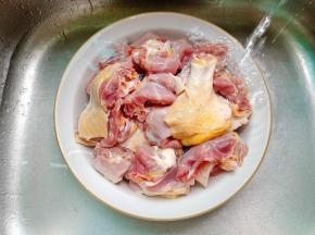 把鸭毛去除干净，放在清水中浸泡半个小时。