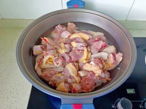 鸭肉冷水下锅。