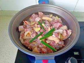 放葱段，生姜片。