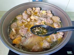 大火焯水三分钟，期间撇去浮沫，也是去腥之一，焯好水的鸭肉捞出洗净控水。