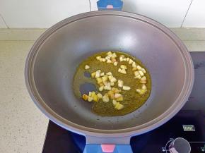 锅里放油，放大蒜，生姜炒香。