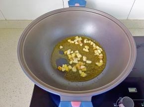 锅里放油，放大蒜，生姜炒香。