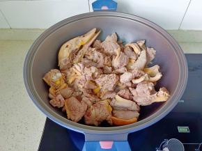 再放入鸭肉翻炒至表面微黄。