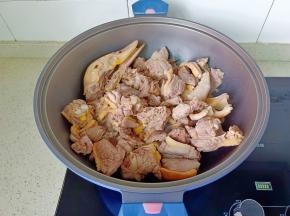 再放入鸭肉翻炒至表面微黄。