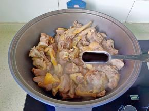 加生抽，老抽各两勺。