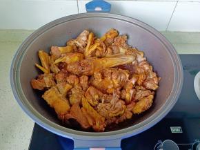 把调味料翻炒均匀。