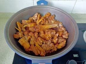 把调味料翻炒均匀。