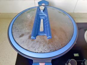 盖上盖子，大火煮开转中火炖半小时。