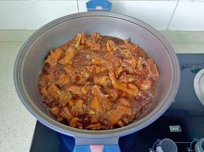 炖煮的汤汁变少，加盐调味。