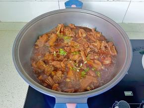 开大火收汁，撒葱花起锅。