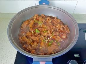 开大火收汁，撒葱花起锅。