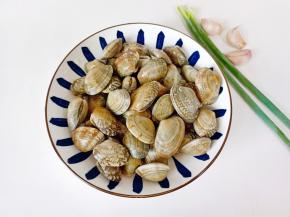 准备好花蛤，葱姜蒜。