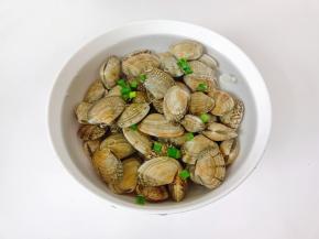 把花蛤放入清水中，加一勺盐，一勺食用油，葱花养半小时，有助于花蛤吐泥沙。