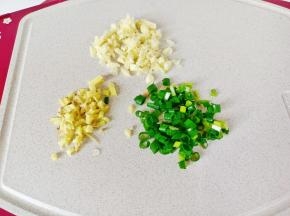 把葱姜蒜切好备用。