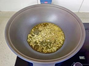 热锅凉油放姜蒜炒香