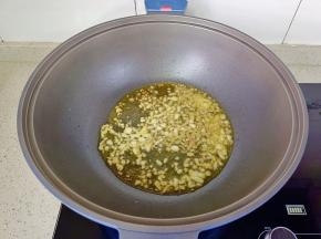 热锅凉油放姜蒜炒香