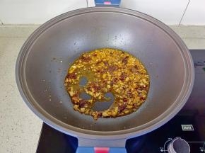 再加一勺辣椒酱炒出香味。