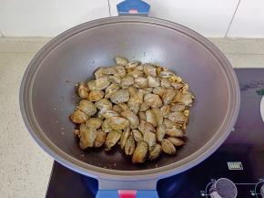 放入清洗好的花蛤。