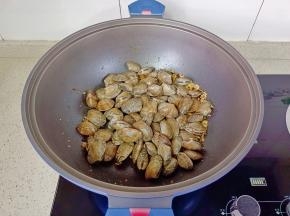 放入清洗好的花蛤。