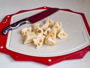 莲藕去皮切菱形块。