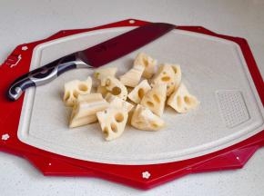 莲藕去皮切菱形块。