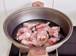 小排冷水下锅烧开。