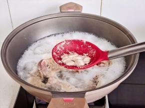 撇出血沫，煮3分钟捞出温水冲洗。