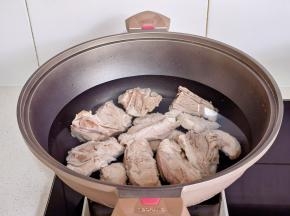 小排倒入锅中，加清水。