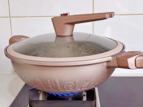 盖上盖子烧开转小火炖20分钟。