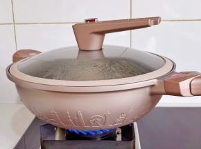 盖上盖子烧开转小火炖20分钟。