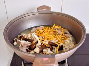 黑鸡枞，虫草花，舞茸炖20分钟。