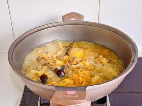 出锅前加盐调味。