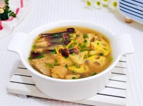 装入汤碗中，撒葱花。