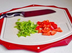 青红椒切小块。