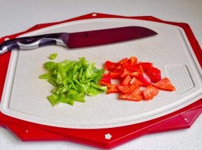 青红椒切小块。