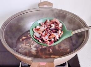 烧开煮1分钟捞出温水冲洗干净。