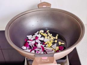 起油锅，加入姜丝，蒜末，洋葱煸炒。