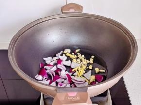 起油锅，加入姜丝，蒜末，洋葱煸炒。