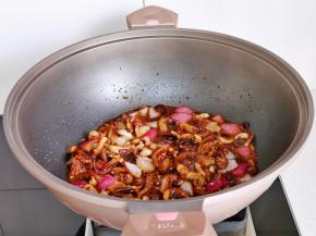 加入蚝油翻炒。