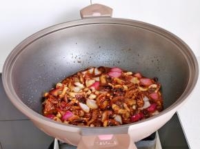 加入蚝油翻炒。