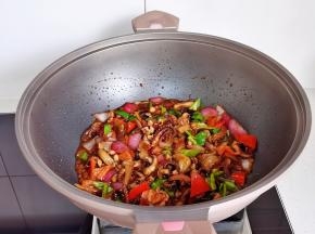 快速翻炒2分钟出锅。