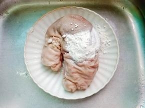 新鲜的猪肚加面粉与白醋清洗去表面的粘液。