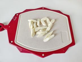 戴上手套给山药削皮，再切成滚刀块。