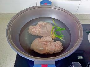 猪肚冷水下锅，加生姜片，葱段，料酒。