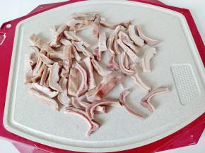 煮好了猪肚清洗干净，再切成条。