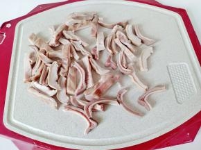 煮好了猪肚清洗干净，再切成条。